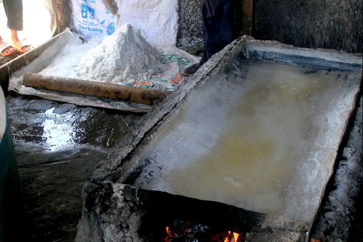 Air laut diolah menjadi garam saat kemarau untuk menambah pendapatan.